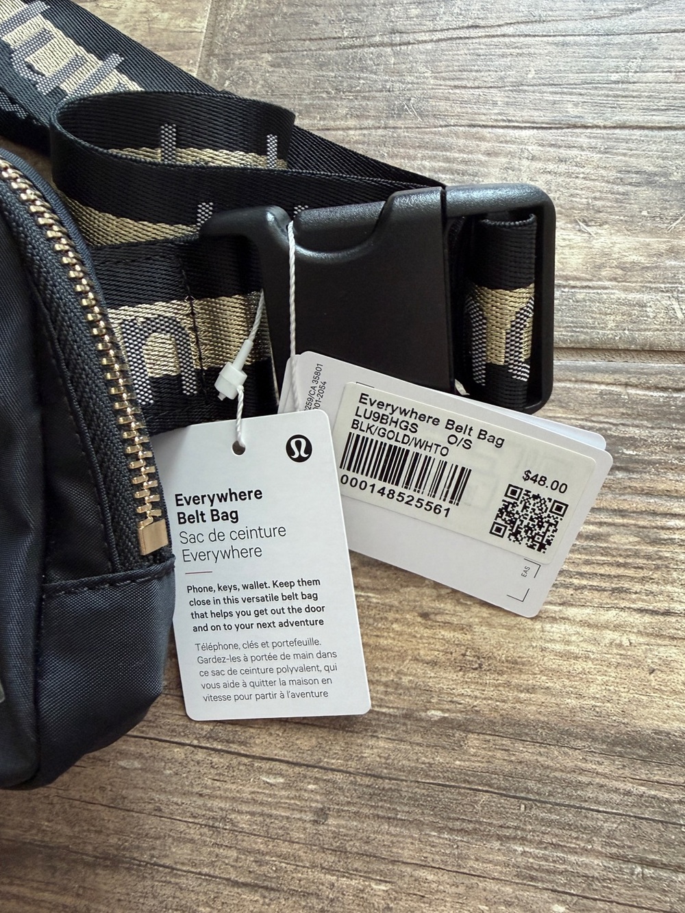Lululemon Everywhere Belt Bag 1L Wordmark in the Black/Gold colorway - Picture 2 of 6